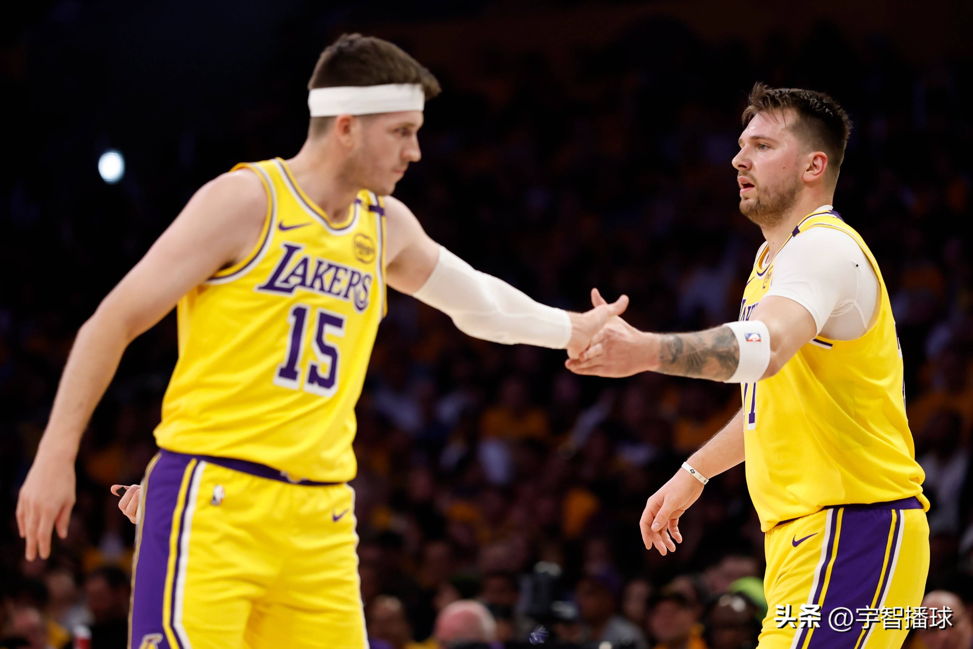 kaiyun-东契奇重返赛场，比赛规则变更首场状态出色，阿森纳观众沸腾！全场沸腾不已(东契奇常规赛场均得分)