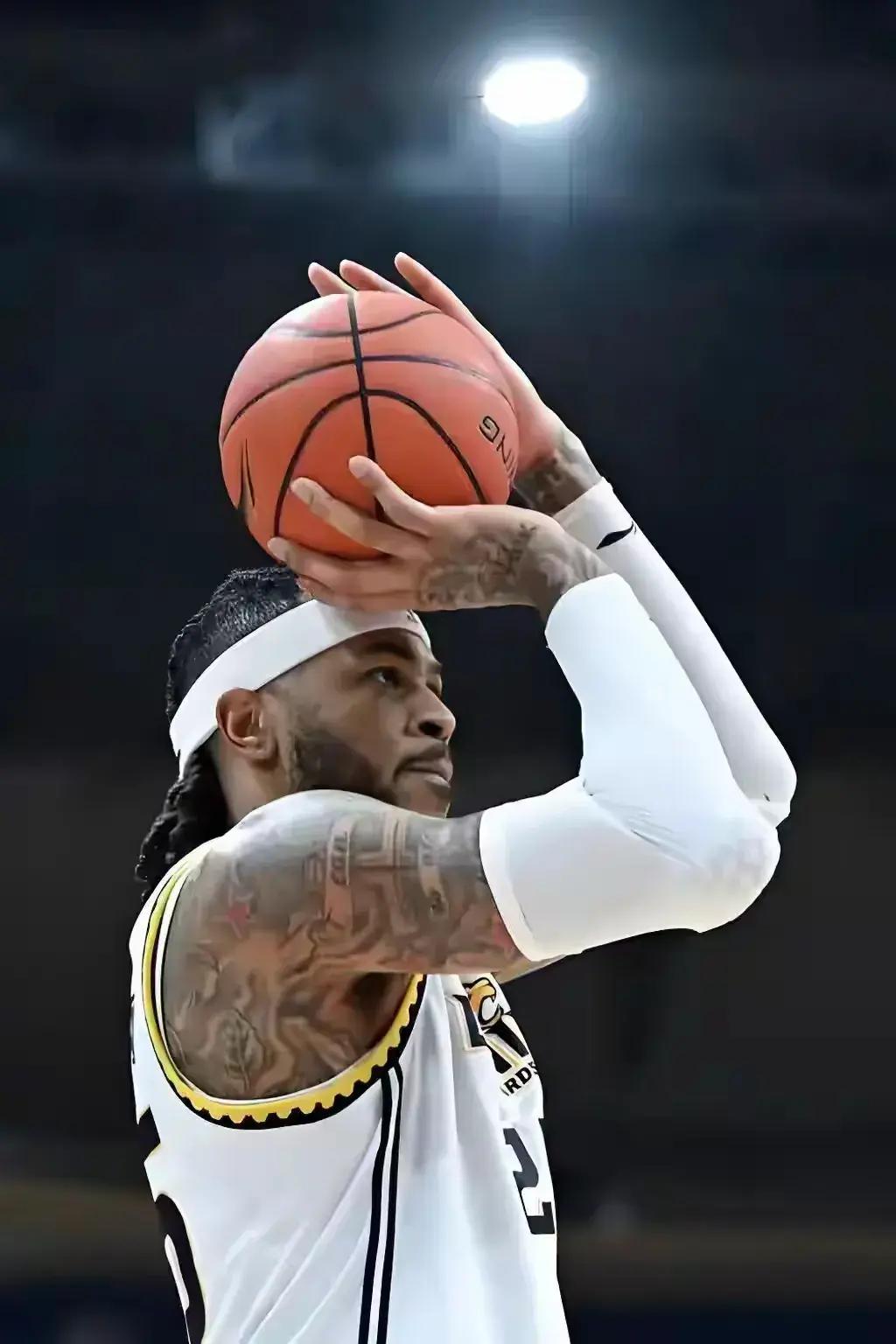 包含转会期底特律活塞调整名单以备CBA常规赛，强势反弹环节打磨，信心回归，训练强度明显提升的词条